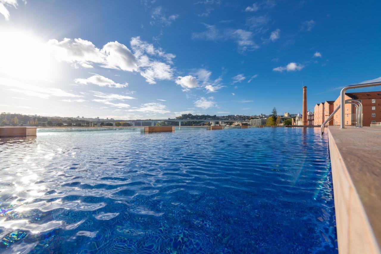 Valbom  Pestana Douro Riverside - Preferred Hotels & Resorts, Lifestyle מראה חיצוני תמונה The rooftop pool at the hotel