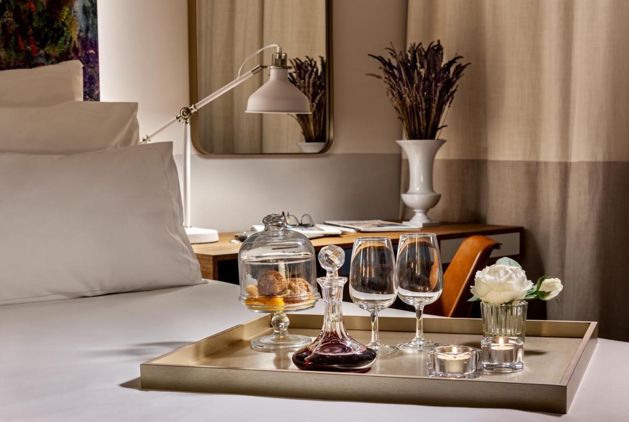 Valbom  Pestana Douro Riverside - Preferred Hotels & Resorts, Lifestyle מראה חיצוני תמונה A tray with a decanter, wine glasses, and a candle holder